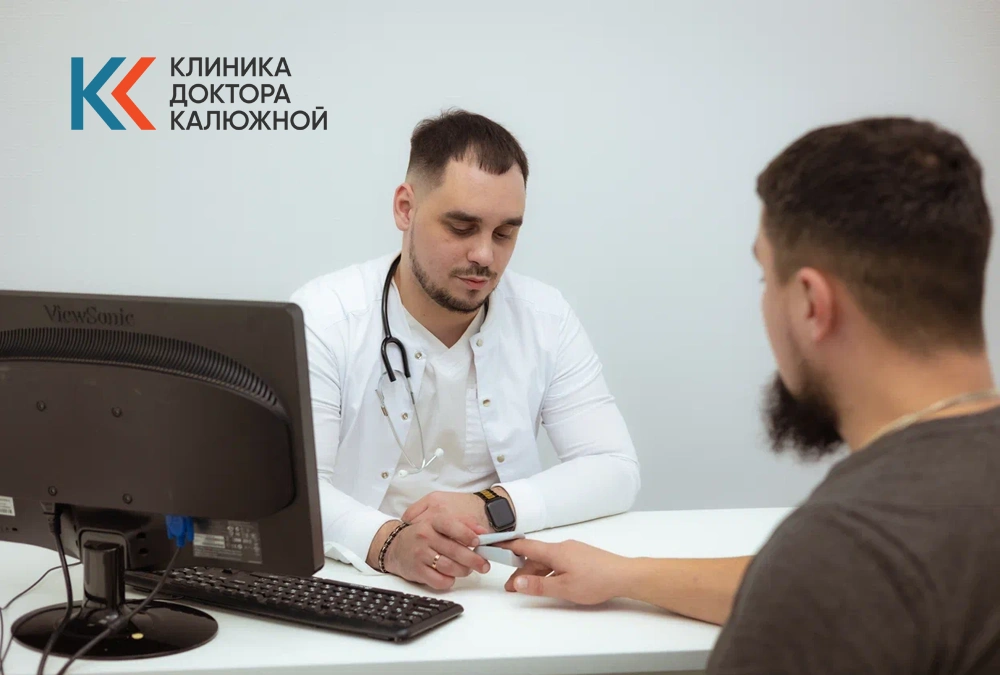 Врач и пациент сидят за столом