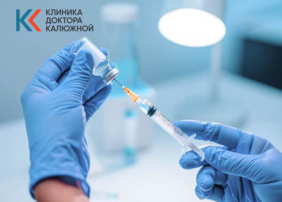 Врач набирает препарат в шприц